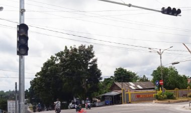 Ada Yang Unik Pemasangan Lampu Merah Di Perempatan Jalan Samari Dan Ahmad Wongso...??