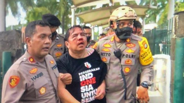 Muka Ade Armando Bonyok, Saat Hadiri demo di depan gedung DPR RI