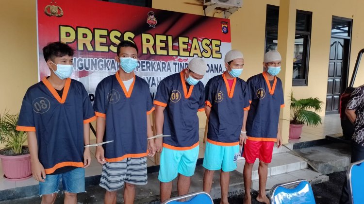 POLRES KOBAR TETAPKAN LIMA TERSANGKA BUNTUT KERUSUHAN SEPAK BOLA KOTAWARINGIN CUP