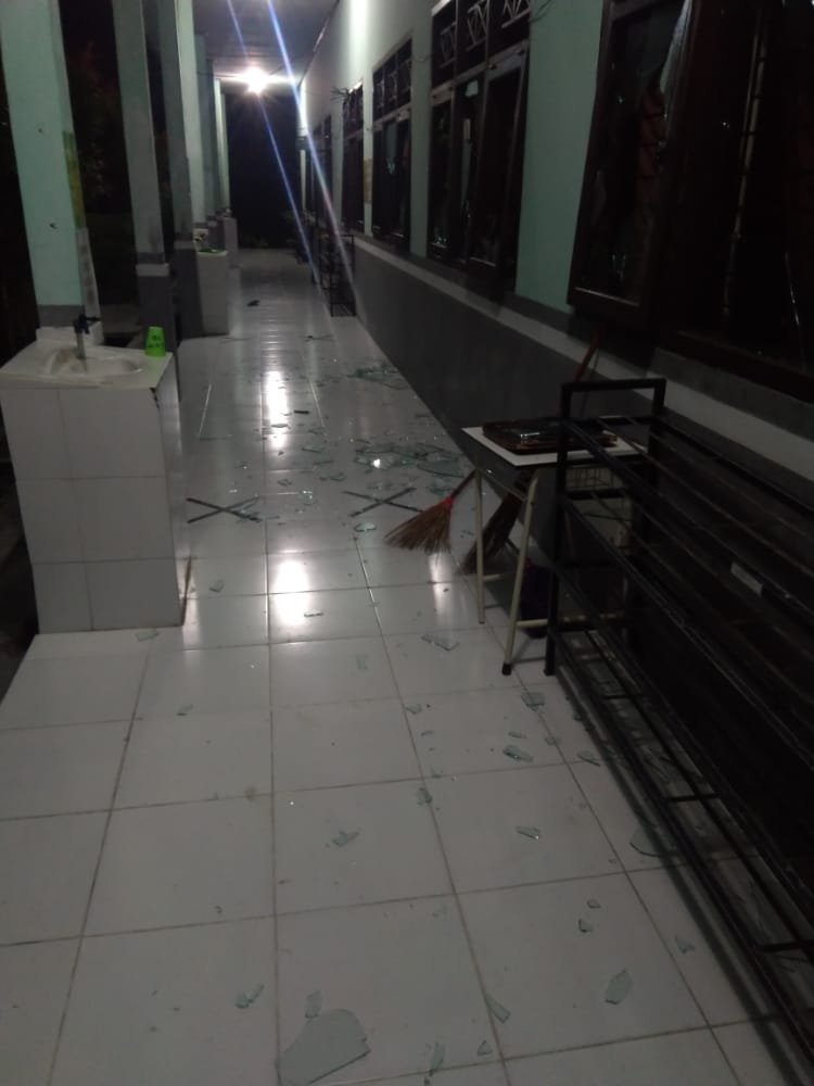 SEKELOMPOK ANAK REMAJA RUSAK BANGUNAN SEKOLAH DI PANGKALAN BUN SECARA BRUTAL
