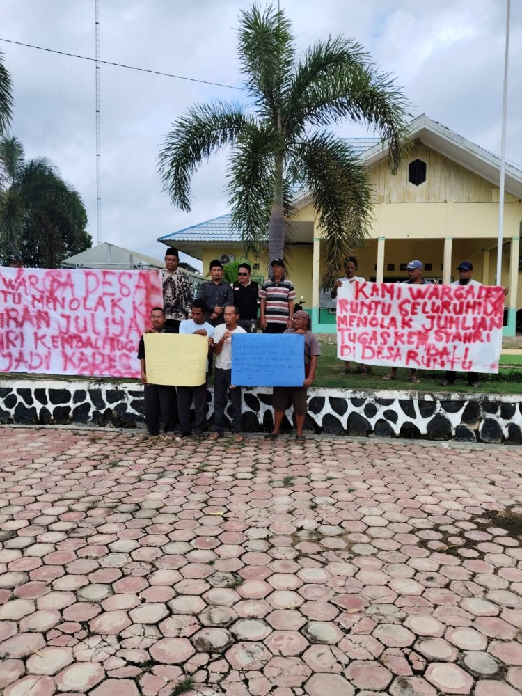 PULUHAN MASYARAKAT RUNTU TOLAK MANTAN NARAPIDANA JUHLIAN SYAHRI KEMBALI MENJADI KEPALA DESA